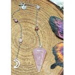 Pendule quartz rose personnalisable sur demande, chaîne argentée avec perles et breloque lune, rondin de bois, radiesthésie, douceur, apaisement