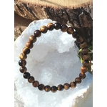 Bracelet Œil de Tigre 6 mm sur élastique, perles brun doré posées sur amas de quartz blanc, décor naturel, recentrage et force tranquille.