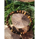 Bracelet Œil de Tigre 6 mm sur élastique, perles brun doré, décor champignons et végétation, courage calme et persévérance.