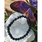 Bracelet Pierre de Lave 6 mm avec coquillage et plume, roche volcanique noire, endurance, équilibre émotionnel et recentrage.