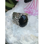 Bague argent 925 filigrane onyx noir cabochon ovale, posée sur un amas de quartz avec papillon; ancrage, protection, calme intérieur, maîtrise de soi.