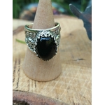 Bague argent 925 filigrane onyx noir sur présentoir bois décor tranche de bois intentions protection ancrage