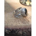 Bague argent 925 filigrane onyx noir vue de profil posée sur tranche de bois décor naturel intentions associées protection ancrage stabilité