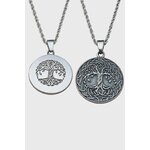 Médaillon Yggdrasil arbre de vie en métal argenté sur champignons avec fond vert flou, équilibre intérieur, confiance calme et ancrage personnel