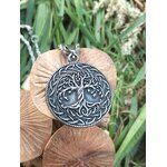 Pendentif Yggdrasil arbre de vie gravé sur médaillon métal argenté avec décor champignons beige et herbe verte, clarté intérieure et protection symbolique
