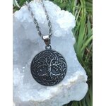 Pendentif arbre de vie aux motifs celtiques sur champignons en décor extérieur, ancrage doux, stabilité et recentrage du ressenti
