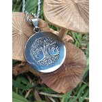 Pendentif arbre de vie aux motifs celtiques sur champignons en décor extérieur, ancrage doux, stabilité et recentrage du ressenti