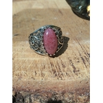 Bague rhodonite cabochon ovale rose filigrane argent 925 posée sur rondin de bois décor nature intentions associées apaisement équilibre émotionnel compassion