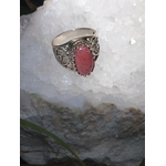Gros plan bague rhodonite rose ovale sertie argent 925 filigrané sur amas de quartz blanc intentions calme intérieur protection émotionnelle