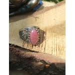 Bague rhodonite ovale rose filigrane argent 925 mise en scène sur bois et écorce décor nature intentions protection douce apaisement harmonisation