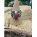 Bague argent 925 filigrane pierre rhodonite rose ovale présentée sur porte-bague en bois fond bois et lumière douce intentions harmonie du cœur calme intérieur