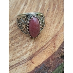 Bague rhodonite ovale rose monture ajourée filigranée argent 925 sur décor bois et mousse intentions apaisement recentrage