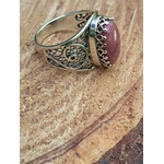Bague argent 925 filigrane rhodonite ovale rose vue latérale anneau ouvert décor bois clair intentions calme intérieur recentrage