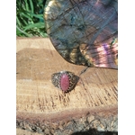 Bague argent 925 filigrane rhodonite ovale rose sur support bois nature avec pierre labradorite en décor intentions sérénité confiance