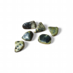 pierres-roulees-de-serpentine-vert-olive-posees-sur-un fond blanc-pierre-associee-a-l-apaisement-a-l-ancrage-et-a-l-equilibre-emotionnel