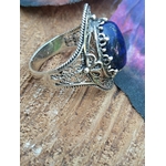 Profil bague filigrane argent 925, cabochon lapis lazuli bleu, décor bois et fond bleu-violet, pour communication et calme.