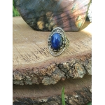Bague argent 925 style filigrane, lapis lazuli bleu vif, présentée sur bois, décor végétal, pour sérénité et communication.
