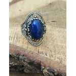 Bague filigranée en argent 925, lapis lazuli bleu intense, présentée sur bois veiné, pour lucidité, calme et harmonie.