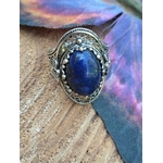 Bague argent 925 filigrane, cabochon lapis lazuli bleu, sur support en bois, ambiance apaisante, pour clarté mentale, calme et recentrage.