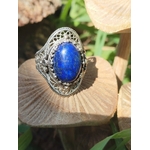 Bague en argent 925 travaillée, pierre lapis lazuli bleue ovale, posée sur champignon beige, ambiance nature, pour protection douce et assurance.
