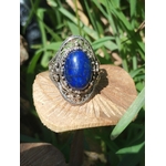 Bague argent 925 filigranée, lapis lazuli bleu, sur champignon beige, herbe, pour calme et clarté.