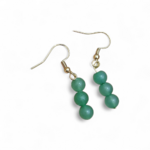 Boucles d’oreilles création Magic Gaïa en aventurine verte, trois perles sur crochets dorés, fond blanc, pour douceur et apaisement