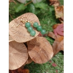 Boucles d’oreilles création Magic Gaïa en aventurine verte, trois perles sur crochets dorés, posées sur trois champignons beiges, pour apaisement et optimisme.