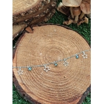 Chaîne de cheville création Magic Gaïa en acier inoxydable, étoiles et perles Aqua Aura, posée sur rondin de bois sur mousse avec petits champignons, pour une touche de fraîcheur et confiance.