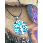 Pendentif arbre de vie en abalone et argent 925 sur cordon noir, posé sur rondin de bois avec papillon décoratif, bijou en nacre naturelle associé à l’harmonie émotionnelle, à la tranquillité et à la douceur intérieure.