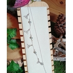 Chaîne de cheville en acier inoxydable avec perles de labradorite et breloques triquetra, présentée sur carton blanc dans une boîte en bois, pour protection douce, ancrage et assurance.