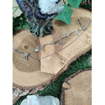 Chaîne de cheville en acier inoxydable, création Magic Gaïa, avec triquetra et perles de labradorite, posée sur rondins de bois et mousse avec papillon décoratif, pour une touche de protection et confiance