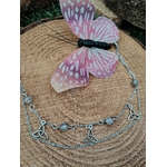 Chaîne de cheville création Magic Gaïa en acier inoxydable, breloques étoiles et perles de labradorite, posée sur rondin de bois avec papillon décoratif, pour une touche de protection et d’assurance.