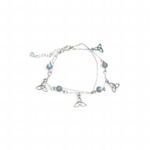 Chaîne de cheville création Magic Gaïa en acier inoxydable, perles de labradorite et breloques triquetra, photographiée sur fond blanc pour une touche protectrice et confiante.