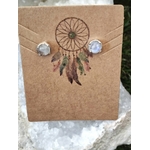 Boucles d’oreilles puces en argent 925 avec péristérite, posées sur carte kraft motif attrape-rêves sur pierre claire, pour apaiser et écouter son intuition.
