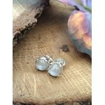 Boucles d’oreilles puces en argent 925 avec péristérite, posées sur rondin de bois avec aile de papillon floutée, pour douceur, intuition et sérénité.