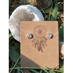 Boucles d’oreilles puces en argent 925 avec péristérite sur carte kraft attrape-rêves, posées dans l’herbe près d’une pierre blanche, pour douceur et intuition
