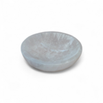 Bol en sélénite blanc de 10 cm sur fond blanc, forme ovale lisse, parfait pour purifier doucement, apaiser l’ambiance et recharger vos pierres.