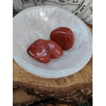 Bol en sélénite blanche avec pierres roulées de jaspe rouge, posé sur rondin de bois, fond motif celtique, pour ancrage, courage et vitalité au quotidien