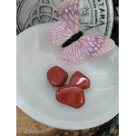 Bol en sélénite blanche 15 cm sur rondin de bois, jaspe rouge roulé et papillon rose, planche Ostara en fond, pour ancrage et clarté.