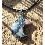 Pendentif lune en rhodonite marbrée noir et rose sur rondin de bois strié, cordon noir et bélière argentée, bijou en pierre naturelle évoquant la tendresse, la stabilité émotionnelle et l’écoute de soi.