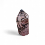 Pointe de rhodonite rose marbrée de noir sur fond blanc, photo produit nette, idéale pour apaiser le cœur, calmer le stress et soutenir l’équilibre émotionnel.