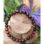 Bracelet œil de taureau 6 mm sur rondin de bois avec mousse verte et touche violette, endurance, aplomb et stabilité du ressenti