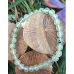 Bracelet préhnite 6 mm sur champignons décoratifs avec touche violette en fond, douceur mentale, intuition fine et paix intérieure