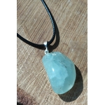 Pendentif préhnite vert d’eau sur cordon noir avec bélière argentée, photographié sur planche de bois, pierre naturelle évoquant la tranquillité, la présence à soi et l’équilibre émotionnel.