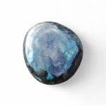Galet de labradorite aux reflets bleus sur fond blanc, pierre polie reliée à la lucidité, au calme intérieur et à la finesse intuitive.