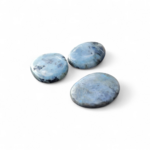 Trois galets de labradorite grise sur fond blanc, reflets bleutés visibles, pierres naturelles reliées au recentrage, à la sérénité et à la finesse intuitive.