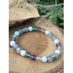 Perles bleu-gris, vertes et violettes du bracelet Énergie lunaire sur rondelle de bois avec branche de sapin, douceur et intuition