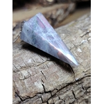 Pendule en labradorite arc-en-ciel posé sur écorce de bois, reflets bleus et violets, idéal pour la protection, l’ancrage et l’intuition.