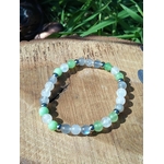 Bracelet endométriose création Magic Gaïa sur rondin de bois avec feuillage vert, jade vert, péristérite et labradorite pour apaisement, soutien féminin et équilibre émotionnel