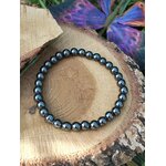 Bracelet hématite 6 mm sur rondin de bois avec aile violette, perles gris métallisé aux reflets bleutés pour discernement, tenue émotionnelle et axe intérieur